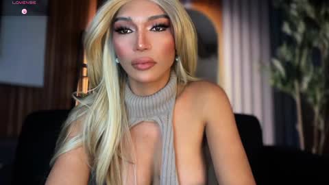 Snapshot of womanofyourdesire_ts chatting on 06/18/26, 11:31 Julia online show from 06/18/26, 11:31