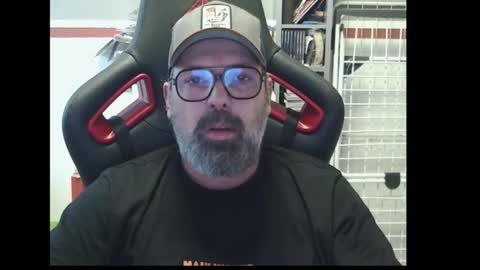 Snapshot of womenizzeer chatting on 09/30/25, 04:12 Adam online show from 09/30/25, 04:12