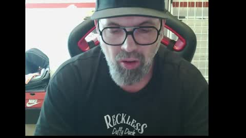 Snapshot of womenizzeer chatting on 05/02/26, 04:01 Adam online show from 05/02/26, 04:01