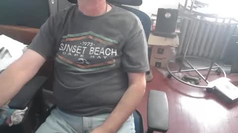 Snapshot of woodworker6473 chatting on 11/14/25, 01:43 woodworker6473 online show from 11/14/25, 01:43