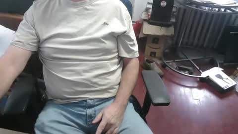 Snapshot of woodworker6473 chatting on 11/19/25, 03:23 woodworker6473 online show from 11/19/25, 03:23