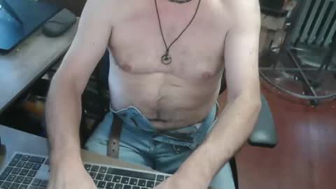 Snapshot of woodworker6473 chatting on 06/01/26, 10:44 woodworker6473 online show from 06/01/26, 10:44