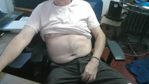Snapshot of woodworker6473 chatting on 06/11/26, 11:03 woodworker6473 online show from 06/11/26, 11:03