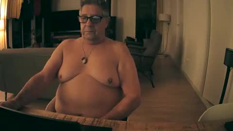 Snapshot of woodwurm chatting on 10/19/25, 04:02 woodwurm and Snoeske online show from 10/19/25, 04:02