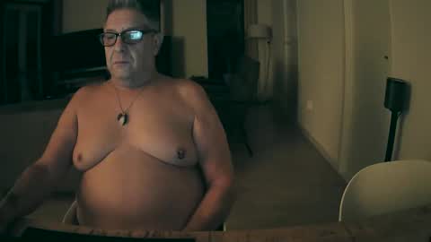 Snapshot of woodwurm chatting on 11/15/25, 05:49 woodwurm and Snoeske online show from 11/15/25, 05:49