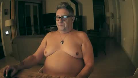 Snapshot of woodwurm chatting on 11/19/25, 05:51 woodwurm and Snoeske online show from 11/19/25, 05:51