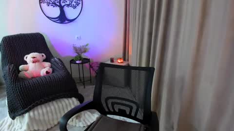 Snapshot of worldofkim chatting on 10/08/25, 03:31 dudetta Kim online show from 10/08/25, 03:31