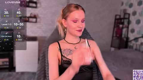 Snapshot of worldofllove chatting on 10/31/25, 09:32 Arnika and Simon online show from 10/31/25, 09:32