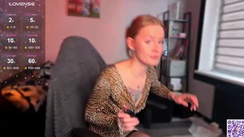 Snapshot of worldofllove chatting on 11/05/25, 11:21 Arnika and Simon online show from 11/05/25, 11:21