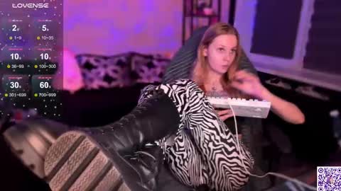 Snapshot of worldofllove chatting on 11/14/25, 11:46 Arnika and Simon online show from 11/14/25, 11:46