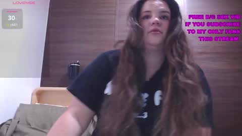 Snapshot of wow_its_kaitlyn chatting on 11/21/25, 12:37 Kaitlyn xx online show from 11/21/25, 12:37