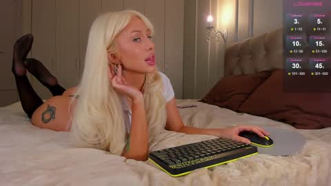 Snapshot of wow_peach_girl chatting on 01/26/25, 01:04 Liza online show from 01/26/25, 01:04