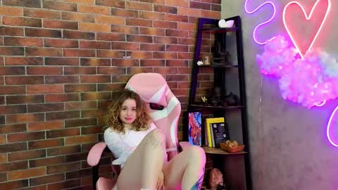 Snapshot of wowbritney chatting on 11/04/25, 06:18 wowbritney online show from 11/04/25, 06:18