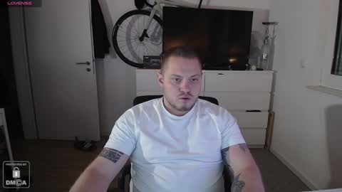 Snapshot of x19marco93x chatting on 12/25/24, 06:30 x19marco93x online show from 12/25/24, 06:30