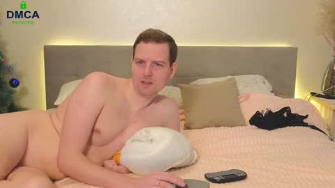 Snapshot of x_sweety_couple_x chatting on 12/12/24, 03:43 x_sweety_couple_x online show from 12/12/24, 03:43