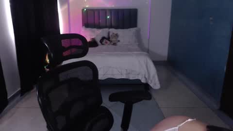 Snapshot of xambar_22x chatting on 11/25/25, 10:21 xambar_22x online show from 11/25/25, 10:21