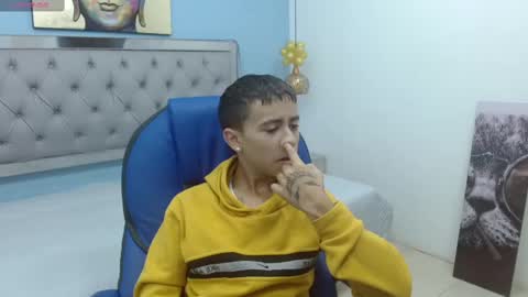 Snapshot of xavii_18_ chatting on 01/23/25, 12:30 xavii_18_ online show from 01/23/25, 12:30