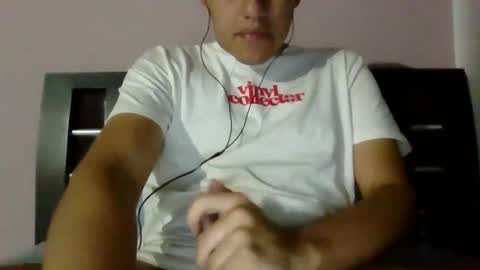 Snapshot of xbasstian_77 chatting on 02/06/25, 12:33 Sebas online show from 02/06/25, 12:33