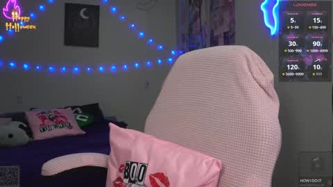 Snapshot of xclusivesecrets chatting on 10/23/25, 05:33 spoil me here online show from 10/23/25, 05:33