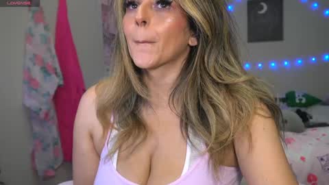 Snapshot of xclusivesecrets chatting on 11/29/25, 11:02 spoil me here online show from 11/29/25, 11:02