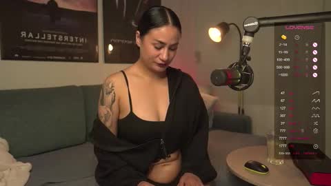 Snapshot of xcummingxsoonx chatting on 09/25/25, 05:49 MIRA online show from 09/25/25, 05:49