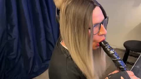 xdresserwithass online show from 11/28/25, 08:17