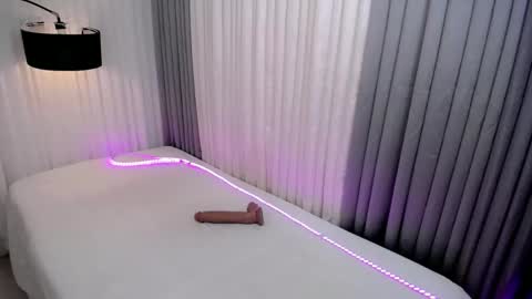 GWEN THOMPSON .......   online show from 09/12/25, 06:08