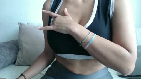 ximena suarez online show from 09/25/25, 02:43