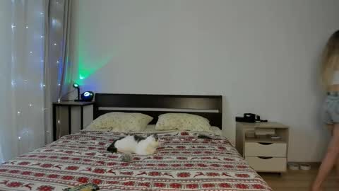 Chloe online show from 11/21/25, 10:47