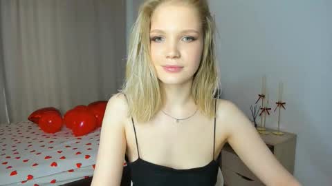 Snapshot of xloe_queen chatting on 02/14/26, 10:23 Chloe online show from 02/14/26, 10:23