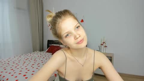 Snapshot of xloe_queen chatting on 02/17/26, 08:11 Chloe online show from 02/17/26, 08:11