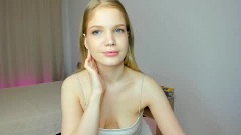 Snapshot of xloe_queen chatting on 04/21/26, 09:59 Chloe online show from 04/21/26, 09:59