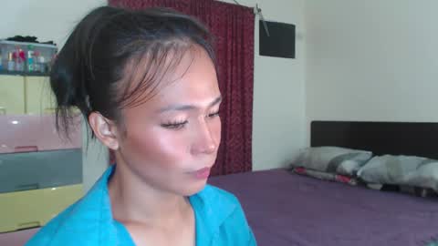 Snapshot of xlovely_destinyx chatting on 02/11/25, 02:14 Alice online show from 02/11/25, 02:14