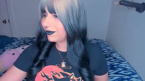 Snapshot of xocurvyrae chatting on 01/05/25, 06:46 Rae online show from 01/05/25, 06:46