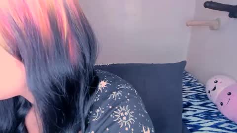 Snapshot of xocurvyrae chatting on 02/24/25, 04:49 Rae online show from 02/24/25, 04:49