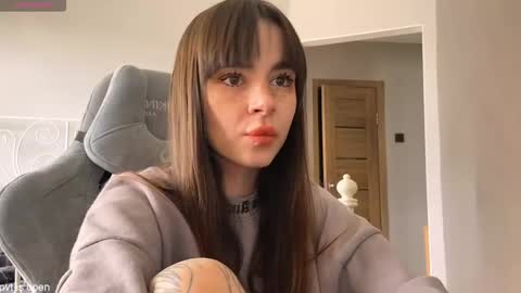 Snapshot of xx_lily chatting on 04/13/26, 10:43 Lily online show from 04/13/26, 10:43