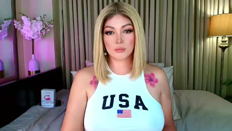 Snapshot of xxbedroombeautyxx chatting on 12/12/24, 02:15 MISS NATALIA online show from 12/12/24, 02:15