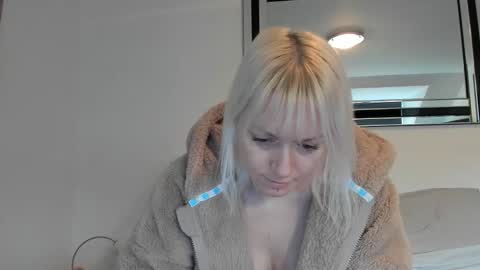 Snapshot of xxkimber_bentonxx chatting on 01/12/26, 10:42 Next online Monday to Friday 10am till 2pm UK time online show from 01/12/26, 10:42