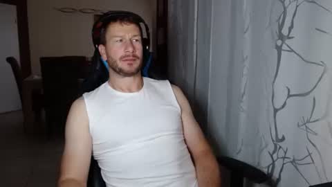 Snapshot of xxmettexx chatting on 10/27/25, 12:31 xxmettexx online show from 10/27/25, 12:31