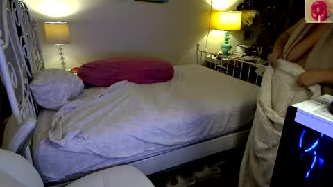 Snapshot of xxstrawberryjanexx chatting on 11/18/25, 04:28 Strawberry Jane online show from 11/18/25, 04:28