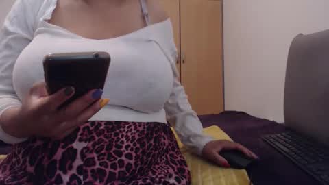 Snapshot of xxxbustybabe27x chatting on 10/14/25, 01:12 Ayanda online show from 10/14/25, 01:12