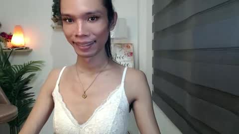 Snapshot of xxxfuckgirlyumsxxx chatting on 11/13/25, 02:43 Your Princess Yums online show from 11/13/25, 02:43