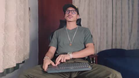 Snapshot of xxxhome_alonexxx chatting on 10/05/25, 07:45 Kev online show from 10/05/25, 07:45