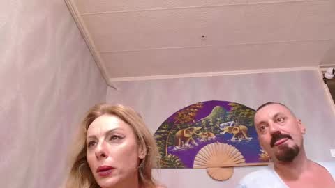 Snapshot of xxxkinkycpl chatting on 02/04/25, 11:27 isa and gonzo online show from 02/04/25, 11:27