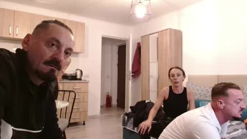 Snapshot of xxxkinkycpl chatting on 11/01/25, 04:42 isa and gonzo online show from 11/01/25, 04:42