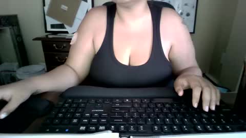 Snapshot of xxxmooui chatting on 05/19/26, 10:49 Elle online show from 05/19/26, 10:49