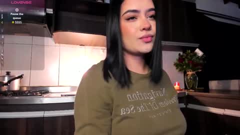 Snapshot of yaky_ chatting on 10/01/25, 01:00 Yakeline online show from 10/01/25, 01:00