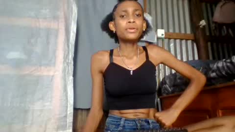 Snapshot of yanah687735 chatting on 06/24/26, 12:15 Littleyanah online show from 06/24/26, 12:15