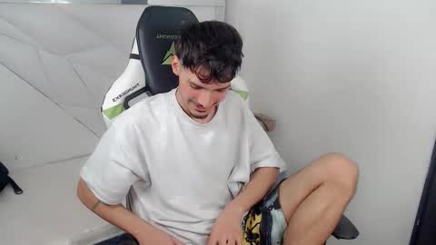 Snapshot of yankeee_ chatting on 11/26/25, 04:24 DANILO online show from 11/26/25, 04:24