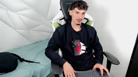 Snapshot of yankeee_ chatting on 11/27/25, 05:20 DANILO online show from 11/27/25, 05:20